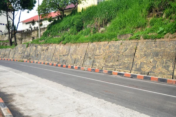 Kunstskulptur Und Schnitzerei Der Wand Indonesischen Stil Mit Verkehrsstraße Für — Stockfoto