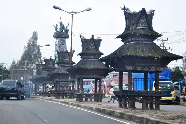 Pavilion Indonesia Style Footpath Middle Traffic Road Indonesian People Sit — Foto de Stock
