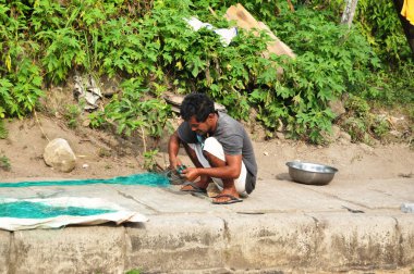Endonezyalı insanlar 31 Mart 2016 'da Sumatera Utara' daki Ambarita köyünde Danau Toba Gölü 'nün yanında, Kuzey Sumatra, Endonezya' da örgü örüyorlar.