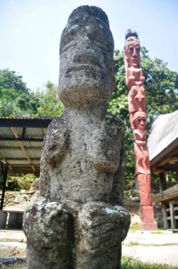 Batu Kursi Raja Siallagan 'ın antik taş heykeli veya Endonezya Kralı Siallagan' ın Huta Taş Sandalyesi ve Sumatera Utara veya Kuzey Sumatra, Endonezya 'daki Samosir' e seyahat eden yabancı gezginler için