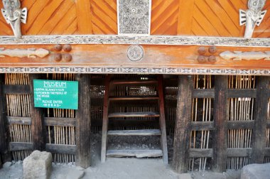 Batu Kursi Raja Siallagan veya Endonezya Kralı Siallagan 'ın Huta Taş Başkanı ve 31 Mart 2016 tarihinde Kuzey Sumatra, Endonezya' da Samosir 'i ziyaret eden antik ahşap karakter.