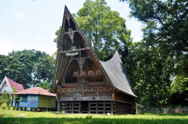 Huta Bolon Simanindo Müzesi ve Endonezya halkı ve yabancı gezginler için Endonezya 'nın antika antika eski ev yaşamı Sumatera Utara veya Kuzey Sumatra, Endonezya' daki Samosir 'de Tomok' a seyahat ediyor.