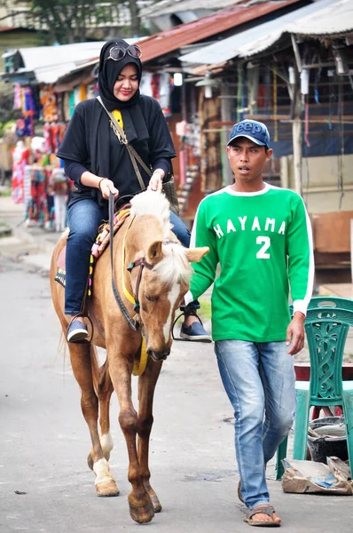 Indonesiske Folk Kvinder Rejsende Ridning Hest Gaden Tour Lokale Basar - Stock-foto