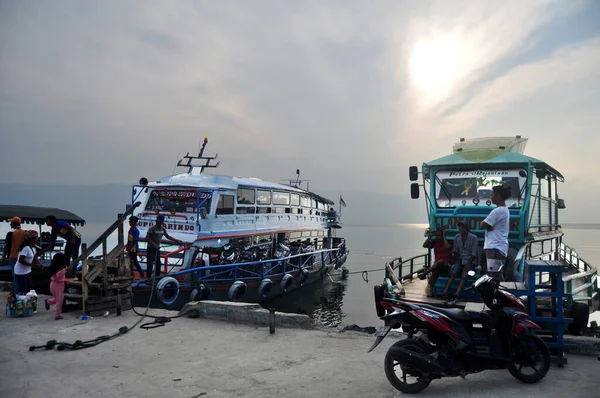 Bateau Croisière Port Port Envoyer Recevoir Indonésien Les Voyageurs Pelabuhan — Photo