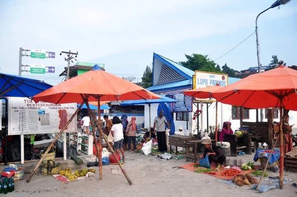 2016年3月31日在印度尼西亚苏门答腊北部 印尼人和步行的外国游客在苏门答腊北部的佩拉布汉 洛卡尔 贝拉斯塔吉购买食品并参观当地的集市市场 — 图库照片