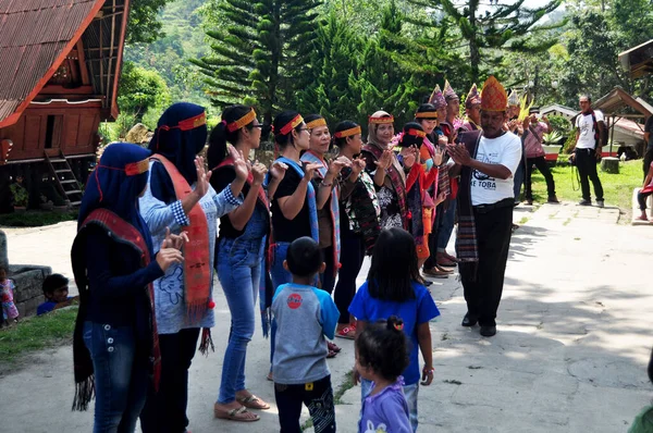 Endonezyalı Şaman Tanrılardan Gezginlerden Dua Ederek Dans Eder Batu Kursi — Stok fotoğraf