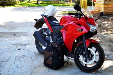 Taylandlı erkekler, 27 Kasım 2016 tarihinde Suphan Buri, Tayland 'da seyahat ve tur arasında kırmızı renkli motosiklet sporu durağında mola verdiler.