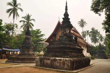 Antik kalıntılar Wat Aham 'ın stupa çedi binası ya da Laos halkı için gelişen kalp manastırı ve yabancı gezginler için saygı ve dua eden Buda' nın Luang Prabang, Laos 'taki kutsal emanetleri.