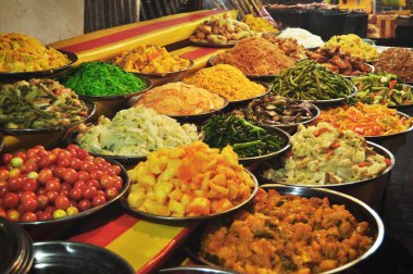 Lao halkı yerel restoranda vejetaryen ürünleri satarak Laos 'u ziyaret ediyor ve Luang Prabang, Laos' taki Louangphabang Yürüyen Sokak Gece Pazarı 'ndan içecek alıyor.