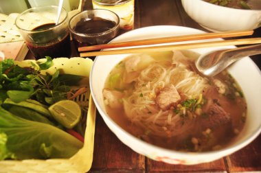 Vietnam usulü domuz eti ve sebzeli erişte çorbası. Laos 'un başkenti Luangprabang' daki yerel bir restoranı ziyaret edip içmek isteyen yabancılar için lao usulü.
