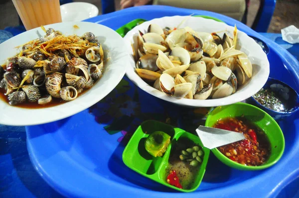 Makanan Lokal Dipanggang Kerang Goreng Dan Shell Sup Disajikan Dengan — Stok Foto