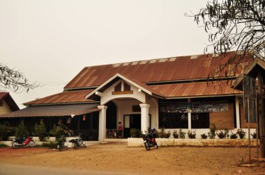 Ban Phanom Artisan Village Tekstil Ürünleri Laos 'ta 7 Nisan 2016' da Louangphabang 'da yabancı gezginler için seyahat ederken öğrenim, pamuk ve ipek hediyelik eşya alışverişi yapıyor.
