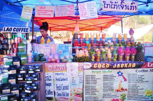 Laoszi Emberek Külföldi Utazók Üdítőitalokat Ételeket Árulnak Louangphabang Utcai Piacon — Stock Fotó