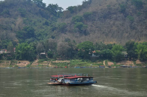 Lokale Schiffsfähren Halten Hafenpier Und Empfangen Reisende Die Maenam Khong — Stockfoto