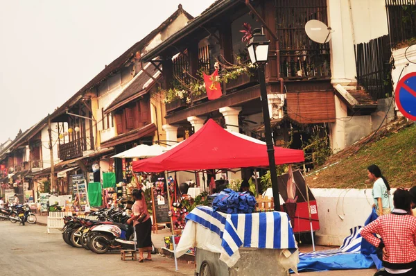 2016年4月9日 老挝卢安帕邦市 老挝人在卢安帕邦步行街集市向老挝和外国游客销售食品 — 图库照片