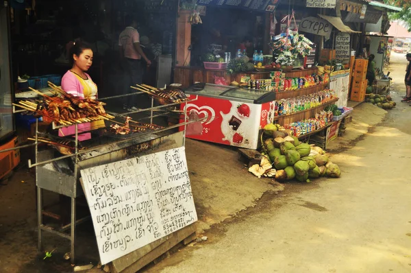 Vendedor Laosiano Asar Carne Asada Pollo Refrescos Agua Para Venta — Foto de Stock