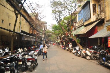 Vietnamlılar bisiklet sürüyor ve yabancı gezginler Hanoi 36 Sokak Eski Mahallesi 'nde 12 Nisan 2016' da Hanoi, Vietnam 'da bulunan Hoan Kiem' de yerel ürünleri geziyor.