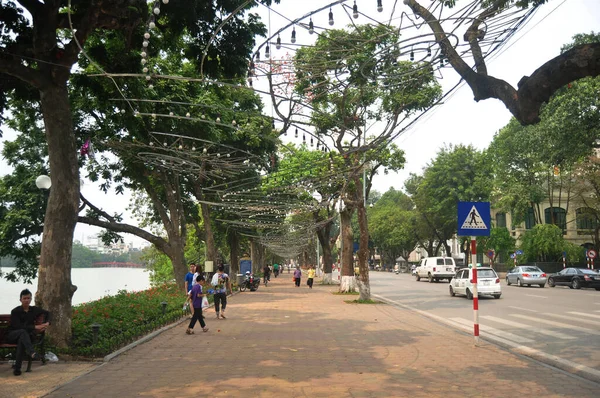 Povo Vietnamita Viajantes Estrangeiros Caminhando Trilha Pedestre Lado Jardim Lagoa — Fotografia de Stock