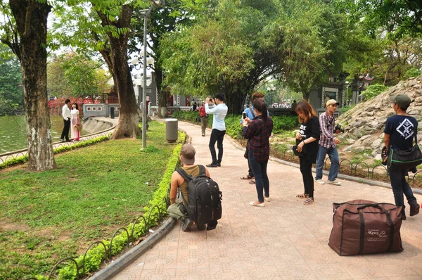 2016年4月12日 ベトナムのハノイ市にあるホーエンキエム広場にあるホーエンキエム プール ガーデンまたは返された剣公園の湖で ベトナム人と外国人旅行者が旅行に行き 写真を撮る — ストック写真