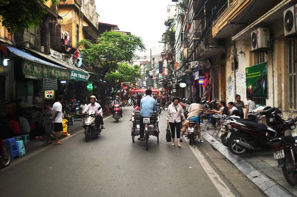 Les Vietnamiens Vélo Les Voyageurs Étrangers Pied Visitent Vieille Ville — Photo