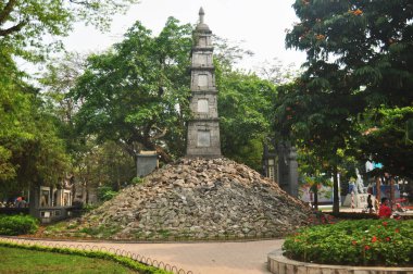 Chua ama Thap stupa tapınağı ya da pagoda ama Den Ba Kieu tapınağında Vietnamlılar ve yabancı gezginler için tapınak 12 Nisan 2016 'da Hanoi, Vietnam' da Hoan Kiem 'e gidip dua ediyorlar.