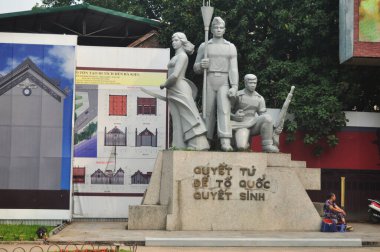 Vietnam, Hanoi 'de 12 Nisan 2016 tarihinde Hoan Kiem şehrini ziyaret eden Vietnamlılar ve Vietnamlılar için Tuong Dai Quyet Tu parkının taş heykeli.