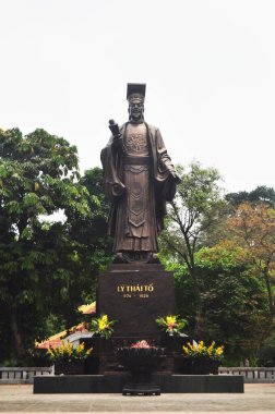 Vietnam 'ın Ly Hanedanı' ndan bronz imparator Ly Thai To Vietnamese 'li yabancı gezginler için Indira Gandhi Parkı' nda 12 Nisan 2016 'da Ba Dinh Meydanı' ndaki Lang Ha caddesini ziyaret eder.