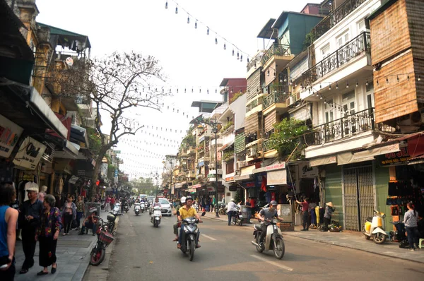 Vietnamlılar Bisiklet Sürüyor Yabancı Gezginler Hanoi Sokak Eski Mahallesi Nde — Stok fotoğraf