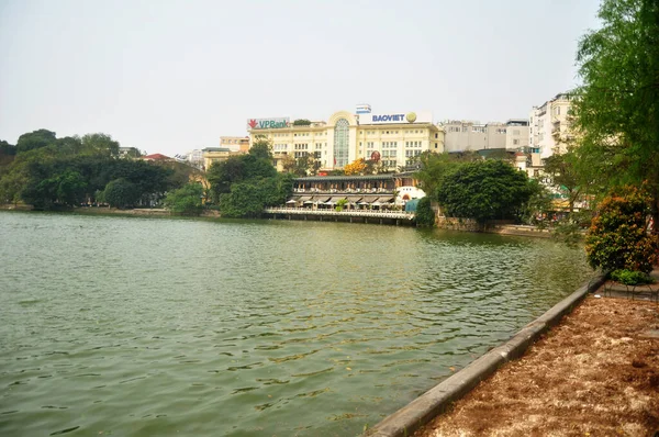ベトナム人や外国人旅行者のための返された剣と公園のホーエンキエム池湖や湖は ベトナムのハノイで2016年4月12日にホーエンキエム広場の都市で訪問し 休息を旅行します — ストック写真