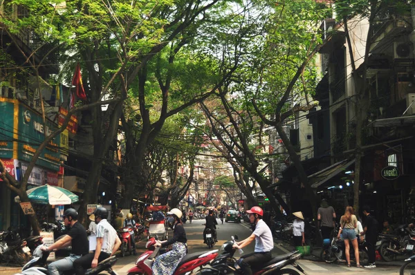 Вьетнамцы Верхом Велосипеде Вождения Иностранные Путешественники Путешествовать Посетить Старый Город — стоковое фото