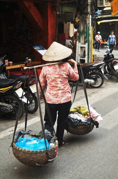 Old Vietnam Woman Street Vendors Bearing Hawker Basket Walking Sale — Stock Photo, Image