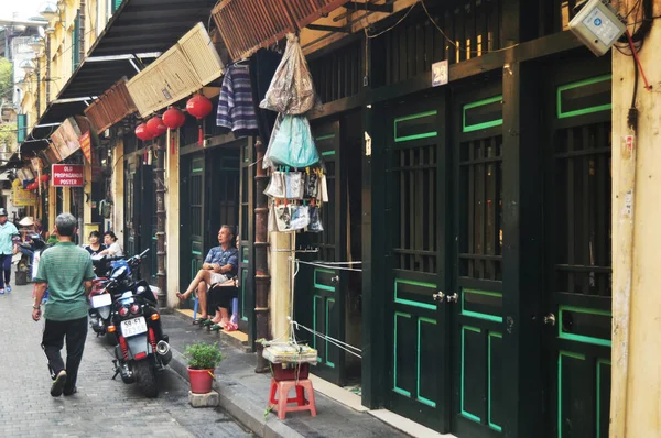 Вьетнамцы Иностранные Путешественники Пешком Посетить Старый Город Покупки Едят Напитки — стоковое фото