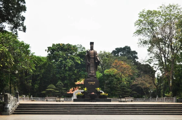 大青銅の皇帝李タイインドのベトナムの李王朝にガンディー公園ベトナム人外国人旅行者のための2016年4月12日にベトナムのハノイでBa Dinh広場でラングハ通りを訪問 — ストック写真