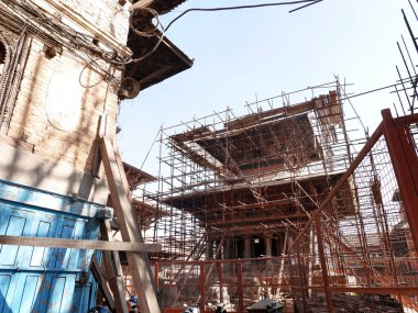 Nepal 'li işçiler, Katmandu, Nepal' deki deprem felaketinden sonra Lalitpur veya Patan Bhaktapur durbar meydanındaki antik harabelerde onarım ve yapı iskelesi inşa ediyorlar.