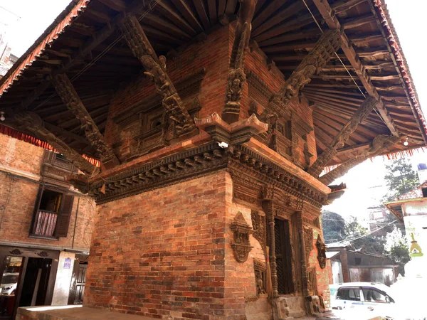 尼泊尔加德满都 古代古建筑庙宇供尼帕尔人和外国游客前往拜祭的内帕尔 拉利特普尔或帕坦 巴克斯塔普尔杜巴广场的圣殿 — 图库照片