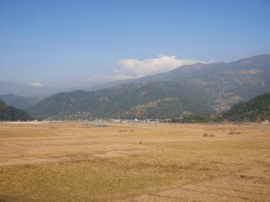 Nepal, Pokhara 'daki Gandaki Pradesh kentindeki Pokhara vadisi şehir merkezi ile kırsal ve himalaya kırsallarındaki çeltik ve pirinç tarlalarını eken peyzaj çiftlikleri ve Nepal halkı naklediliyor.