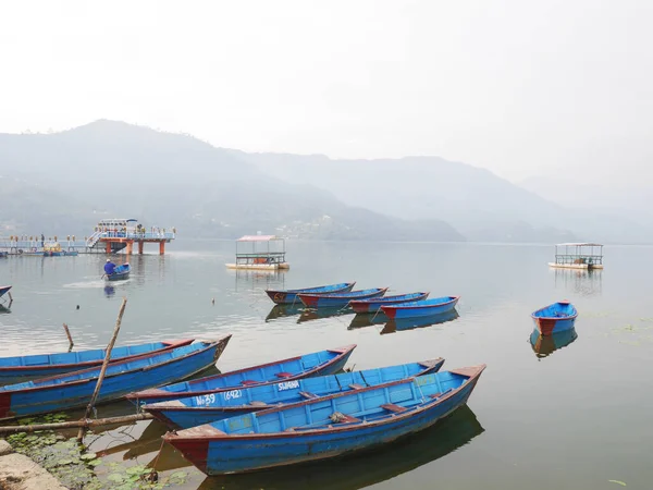 Bote Madera Canoa Nepali Flotando Phewa Tal Fewa Servicio Espera — Foto de Stock