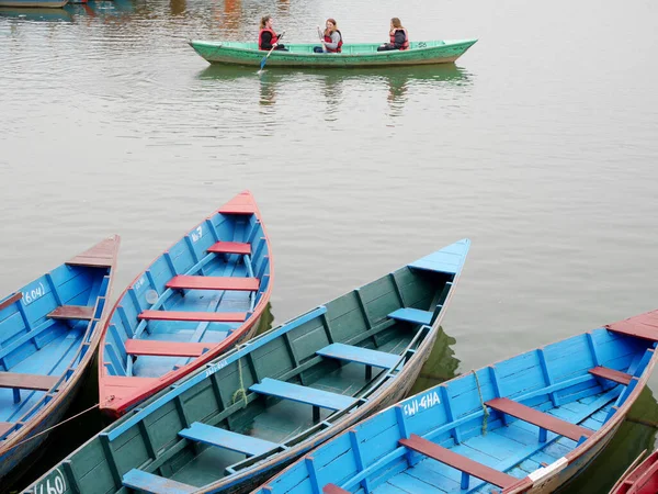 Holzkanuboot Schwimmt Fewa Tal Oder Fewa Süßwassersee Wartet Service Nepalesen — Stockfoto