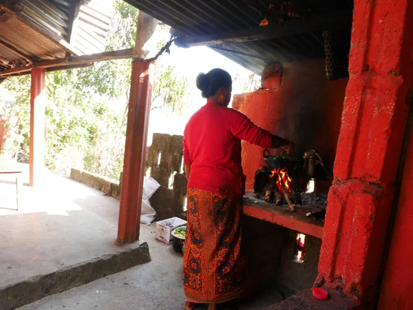 Las Mujeres Nepalíes Usan Utensilios Cocina Retro Antiguos Que Cocinan — Foto de Stock