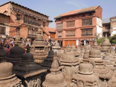 Swayambhunath pagoda veya Swayambu ya da Swoyambhu ya da Nepalliler için Maymun Tapınağı 'ndaki küçük taş stupa chedi ve 2 Aralık 2017' de Katmandu, Nepal 'de dua etmek üzere yabancı gezginleri ziyaret edin.