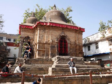 Nepal halkı ve yabancı gezginler 2 Aralık 2017 'de Katmandu, Nepal' de bulunan Katmandu Meydanı 'nda antik harabeleri ziyaret eder ve dua eden tanrı meleklere saygı duyar.