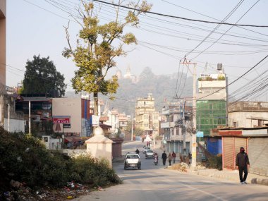 Manzara şehir manzarası ve Swayambhunath Dağı stupası ya da Maymun Tapınağı ve Nepalli insanların 2 Aralık 2017 'de Katmandu, Nepal' deki Katmandu Vadisi 'nde yürüdükleri yerel hayat ve trafik yoluna bakın.