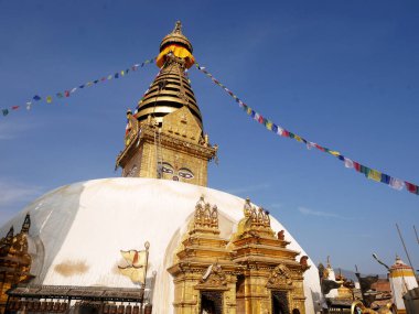 Swayambhunath pagoda ya da Swayambu chedi ya da Swoyambhu stupa ya da Maymun Tapınağı ve Napali halkı ve yabancı yolcular için Lord Buddha 'nın gözleri Katmandu, Nepal' deki Katmandu Vadisi 'nde dua ederek ziyaret ederler.