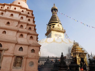 Swayambhunath pagoda ya da Swayambu chedi ya da Swoyambhu stupa ya da Maymun Tapınağı ve Napali halkı ve yabancı yolcular için Lord Buddha 'nın gözleri Katmandu, Nepal' deki Katmandu Vadisi 'nde dua ederek ziyaret ederler.