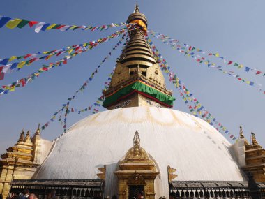 Swayambhunath pagoda ya da Swayambu chedi ya da Swoyambhu stupa ya da Maymun Tapınağı ve Napali halkı ve yabancı yolcular için Lord Buddha 'nın gözleri 2 Aralık 2017' de Katmandu, Nepal 'de dua için ziyaret ederler.