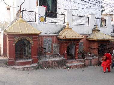 Antik kırmızı küçük tapınak ganesha ya da Ganesh heykeli Nepal halkı ve yabancı gezginler için 2 Aralık 2017 'de Katmandu, Nepal' de bulunan Durbar Meydanı 'nda dua ederek ziyaret eder.