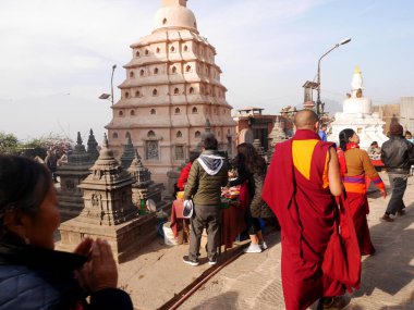 Stupa chedi Swayambhunath pagoda ya da Swayambu ya da Swoyambhu veya Nepalliler için Maymun Tapınağı ve yabancı gezginler 2 Aralık 2017 'de Katmandu, Nepal' da dua ederek ziyaret ederler.