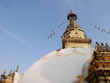 Swayambhunath pagoda ya da Swayambu chedi ya da Swoyambhu stupa ya da Maymun Tapınağı ve Napali halkı ve yabancı yolcular için Lord Buddha 'nın gözleri Katmandu, Nepal' deki Katmandu Vadisi 'nde dua ederek ziyaret ederler.