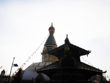 Swayambhunath pagoda ya da Swayambu chedi ya da Swoyambhu stupa ya da Maymun Tapınağı ve Napali halkı ve yabancı yolcular için Lord Buddha 'nın gözleri Katmandu, Nepal' deki Katmandu Vadisi 'nde dua ederek ziyaret ederler.