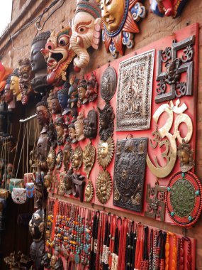 2 Aralık 2017 'de Katmandu Katmandu, Nepal' de Nepal halkı için el yapımı hediyelik eşya el işi ve yabancı gezginler için seyahat alışverişi.